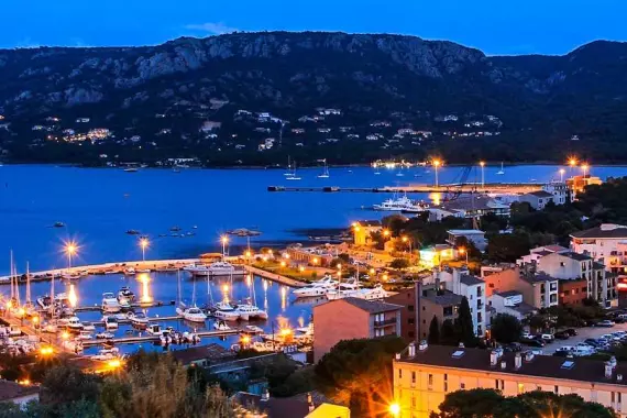 Vista nocturna de Porto Vecchio, Córcega