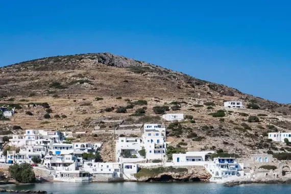 Vista de la ciudad de Sikinos desde el otro lado de la costa